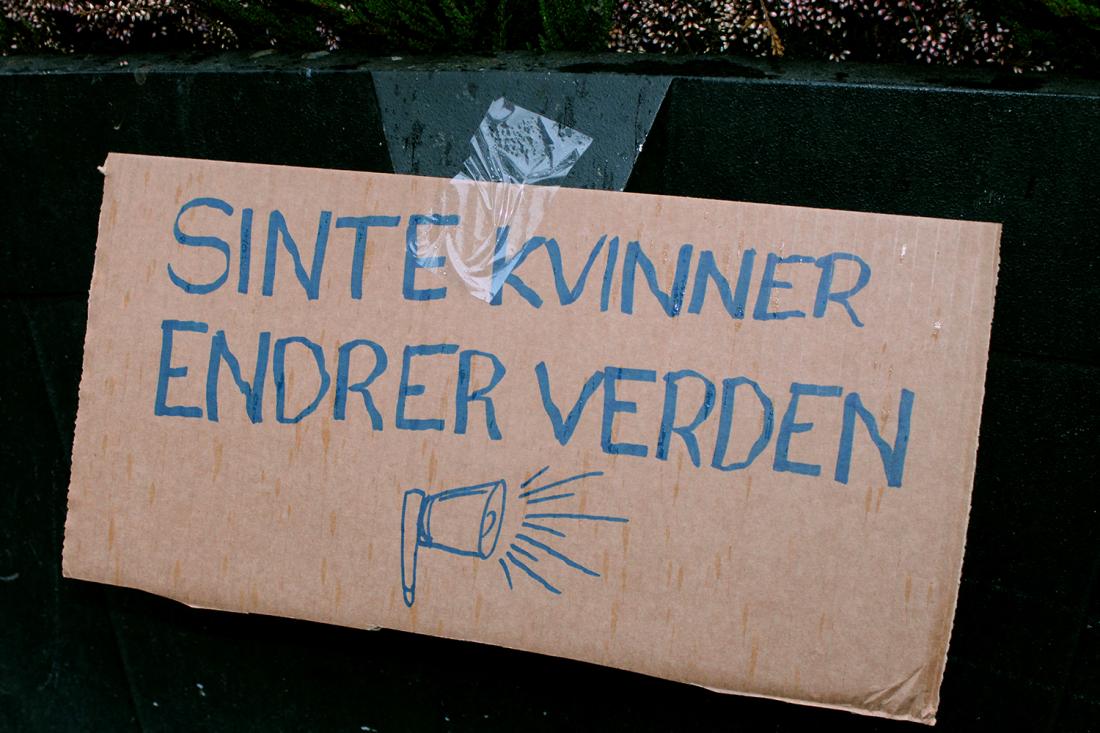 Plakat der det står sinte kvinner endrer verden