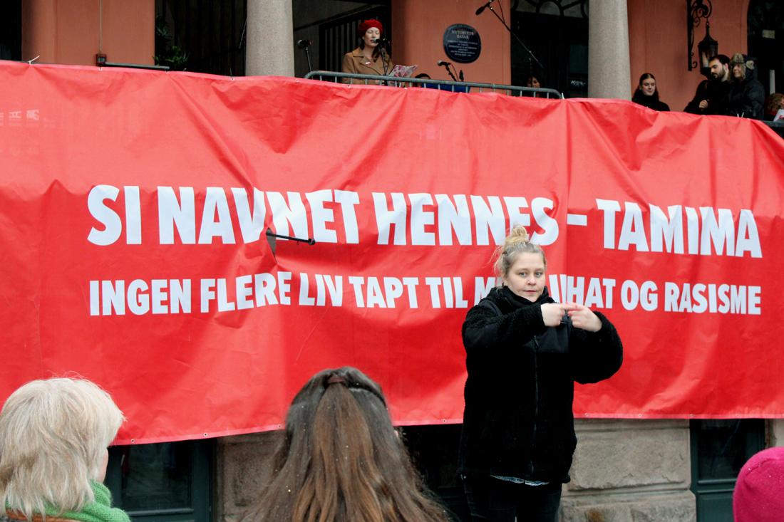 En tegnspråk-tolker står foran talerstolen på Youngstorget