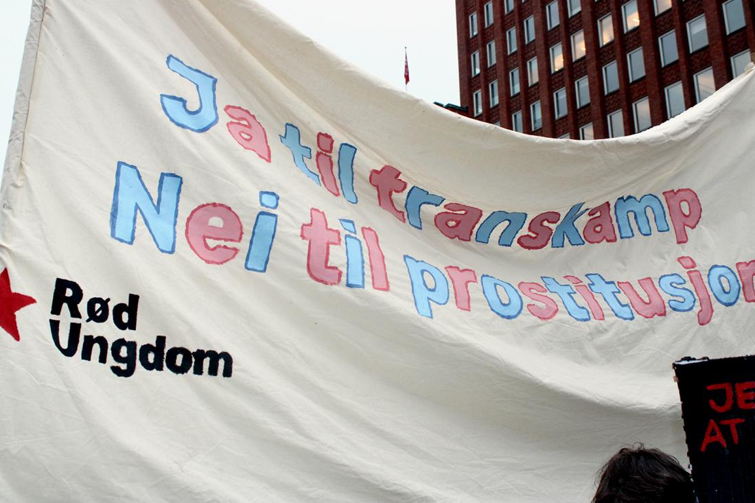 Banner fra Rød Ungdom der det står Ja til transkamp, nei til prostitusjon
