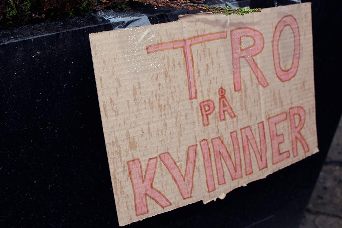 Plakat der det står Tro på kvinner