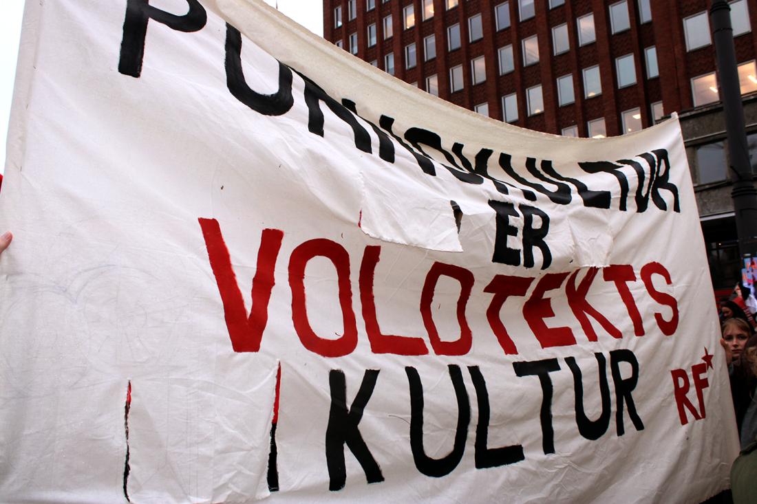 Et banner fra RF der det står Pornokultur er voldektskultur